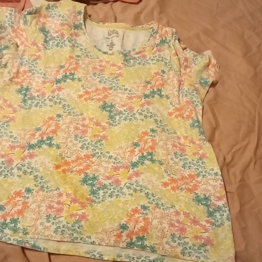 A women flower tee shirt
